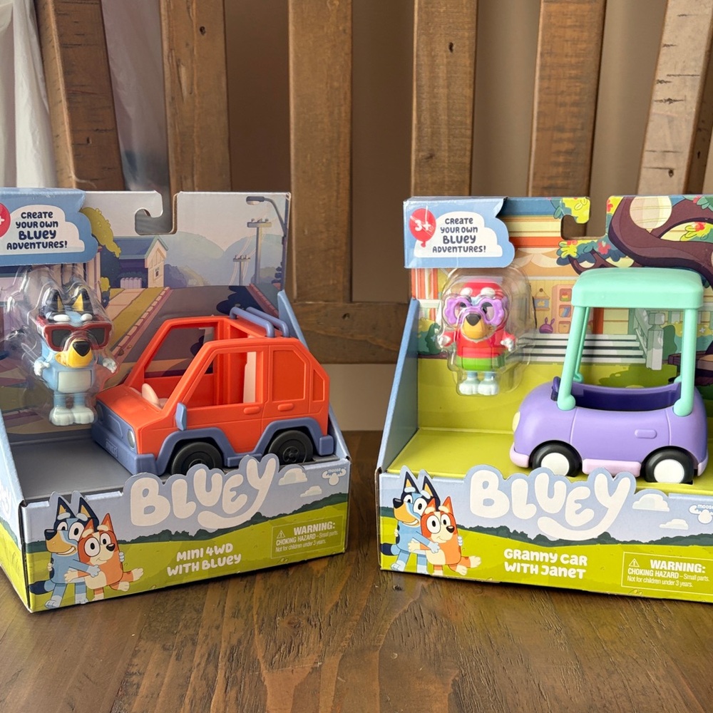 Bluey Mini 4WD and Granny Car Playset. New in package.
